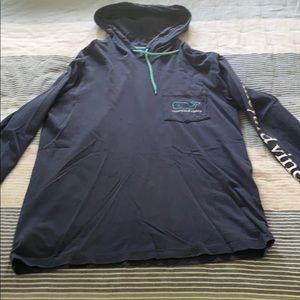 Men’s hooded vineyard vines tshirt